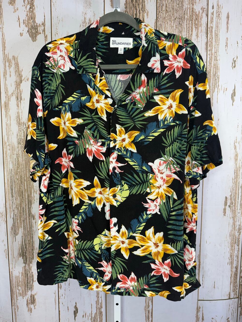 No Boundaries, Hawaiian Floral Button Up Short Sleeve Shirt. Size Large.